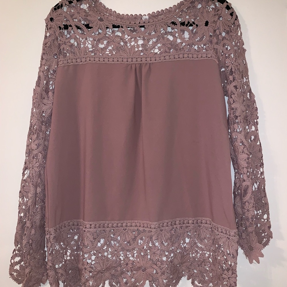 Blouse with lace arms